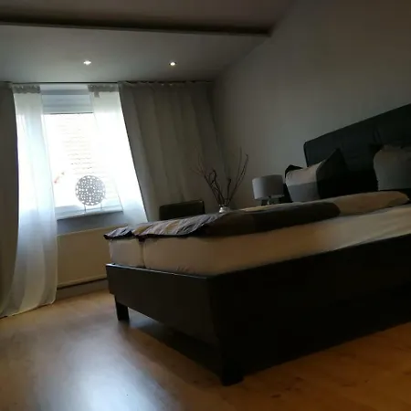 Ferienwohnung - 3 Grosse Schlafzimmer Apartman *