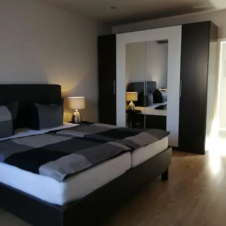 Ferienwohnung - 3 Grosse Schlafzimmer Apartman *